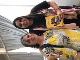 Profª Dra Priscila Perazzo e a autora, a Profª Dra Lilian Crepaldi com seu livro “Babel nas terras alagadiças”, lançado em 2019