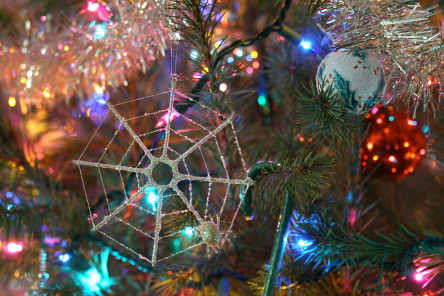 Teia de aranha artificial decora árvore lituana