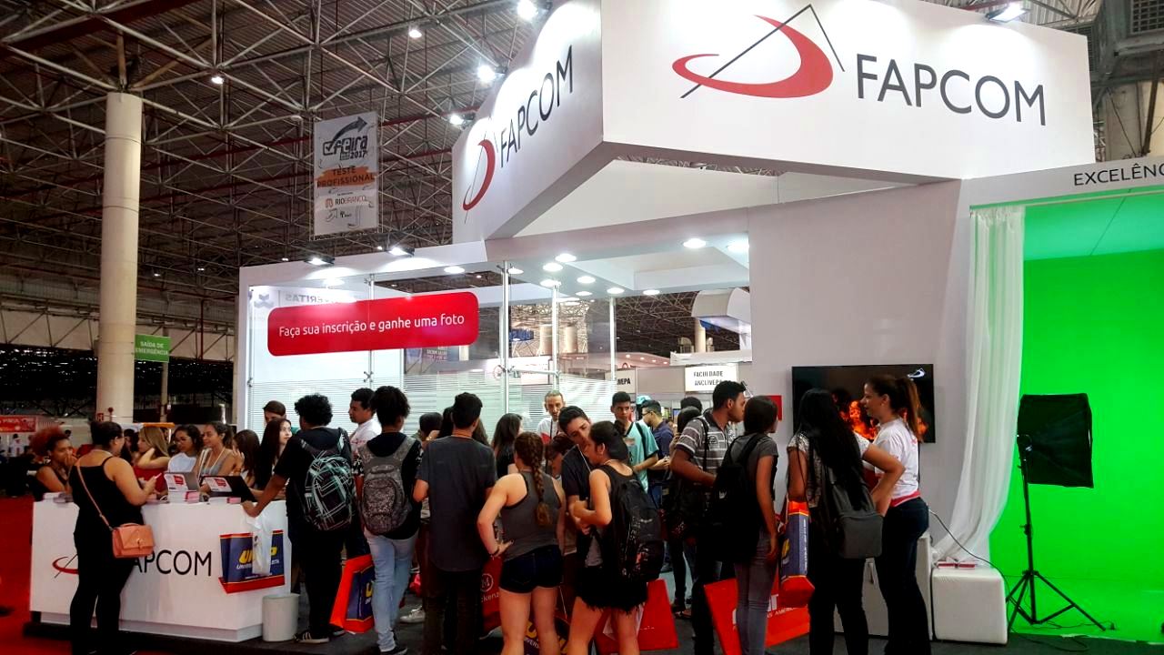 Fapcom-FeiraGE Visitantes conhecem o estande da Fapcom (Foto: Nandex Ramos)