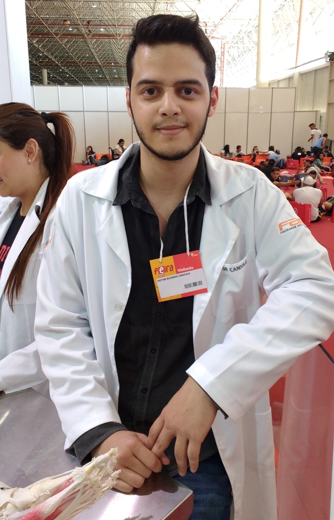 Victor-canivilo-fam-feiraGE Victor Ricardo Canivilo, estudante do segundo ano de Medicina da FAM