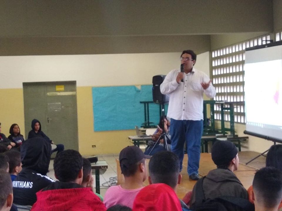 Marcos Torquato em escola paulista