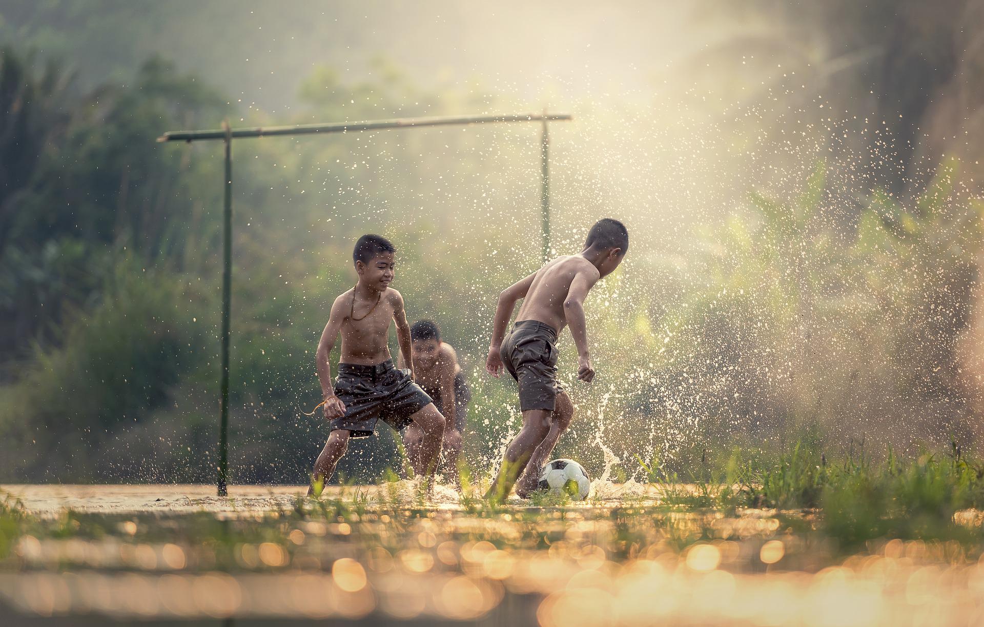 Crianças jogando bola